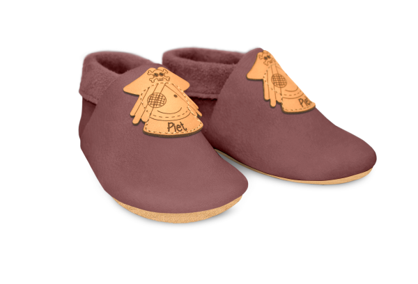 Krabbelschuhe Pirat mit Namen in Campi, Paar schräg von vorn