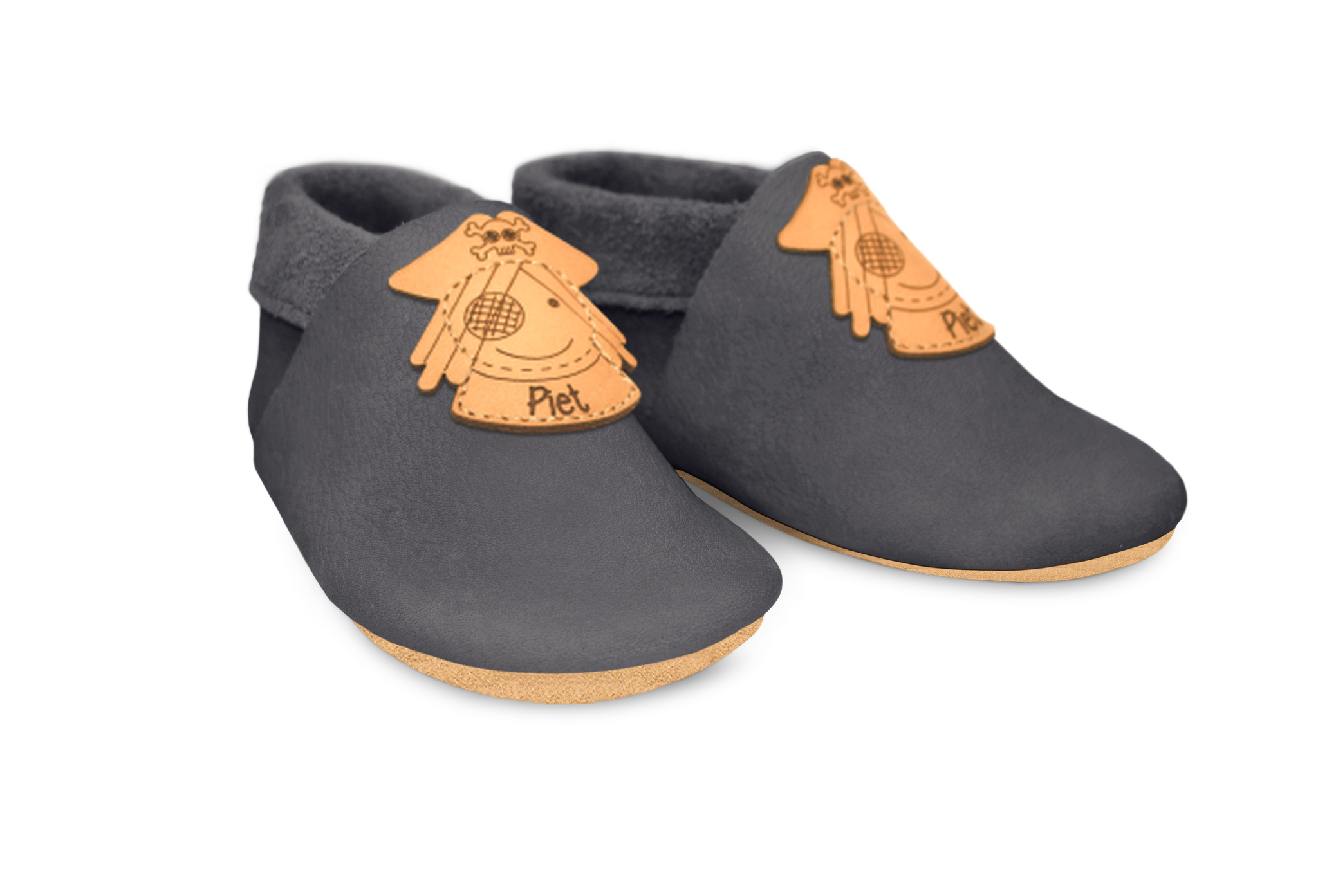 Krabbelschuhe Pirat mit Namen in Mausgrau, Paar schräg von vorn