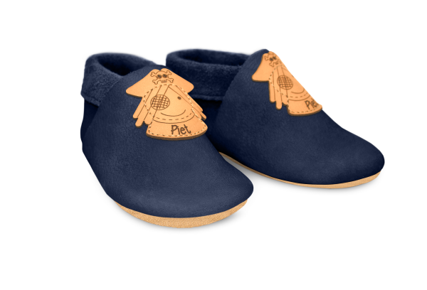 Krabbelschuhe Pirat mit Namen in Ocean, Paar schräg von vorn