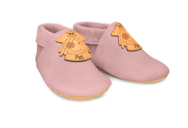 Krabbelschuhe Pirat mit Namen in Rosa, Paar schräg von vorn