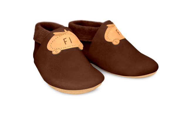 Krabbelschuhe Rennauto in Brownie, Paar schräg von vorn