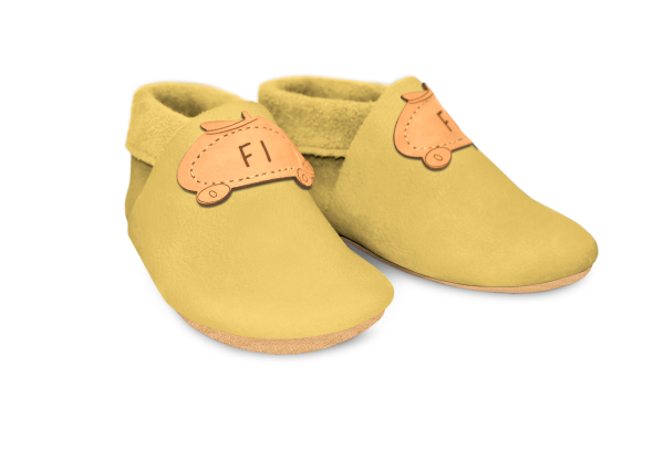 Krabbelschuhe Rennauto in Kiwi Gold, Paar schräg von vorn