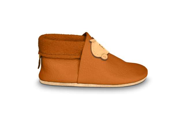Krabbelschuhe Rennauto in Nugat, Seitenansicht