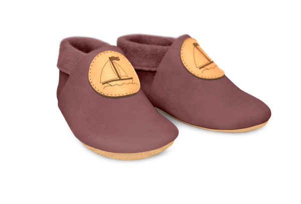 Krabbelschuhe Segelschiff in Campi, Paar schräg von vorn