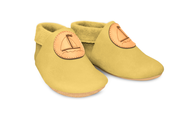 Krabbelschuhe Segelschiff in Kiwi Gold, Paar schräg von vorn