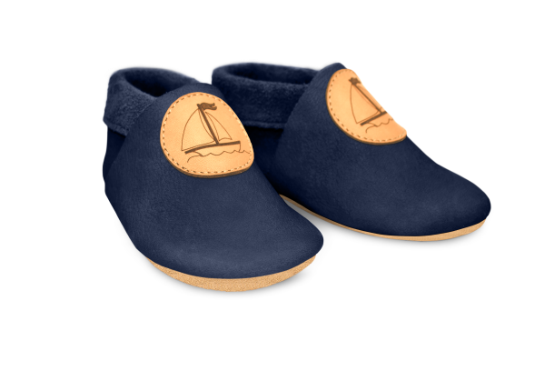 Krabbelschuhe Segelschiff in Ocean, Paar schräg von vorn