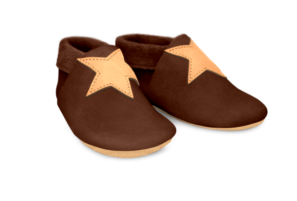 Krabbelschuhe Stern in Brownie, Paar schräg von vorn