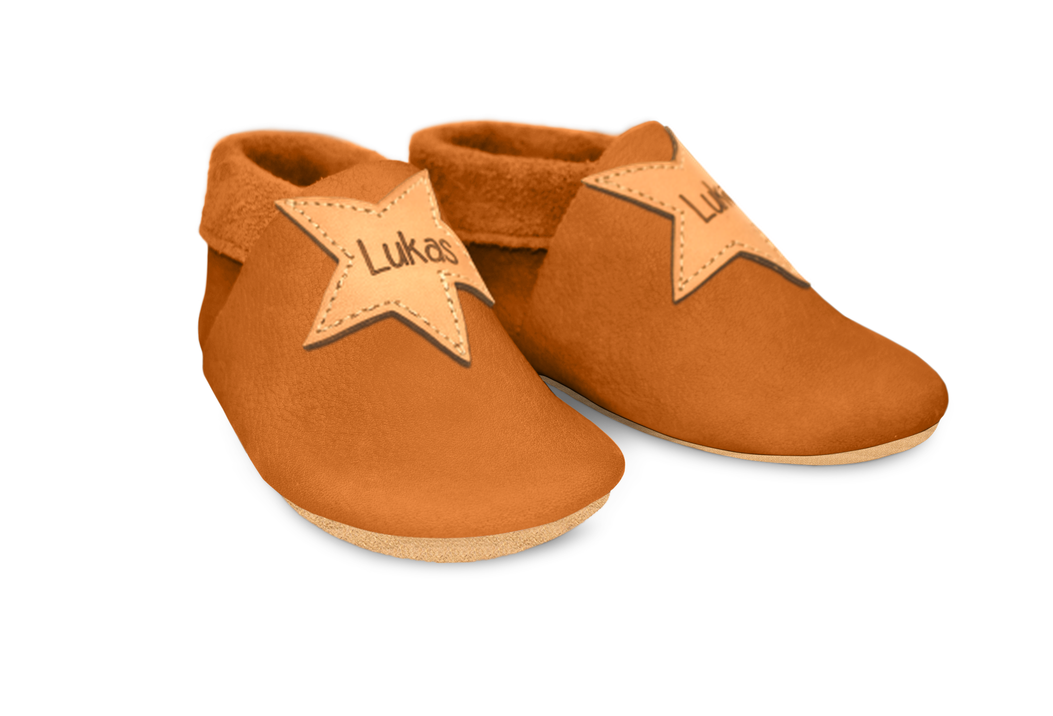 Krabbelschuhe Stern mit Namen in Nugat, Paar schräg von vorn