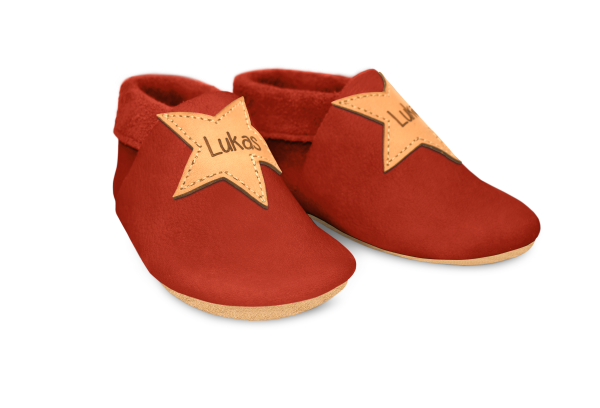 Krabbelschuhe Stern mit Namen in Rosty, Paar schräg von vorn