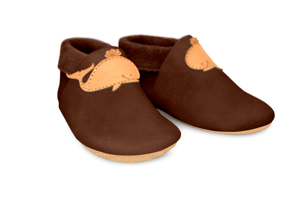 Krabbelschuhe Wal in Brownie, Paar schräg von vorn