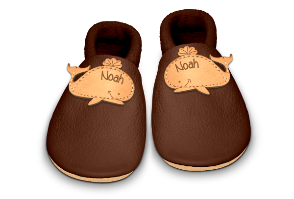 Krabbelschuhe Wal mit Namen in Brownie, Paar von oben