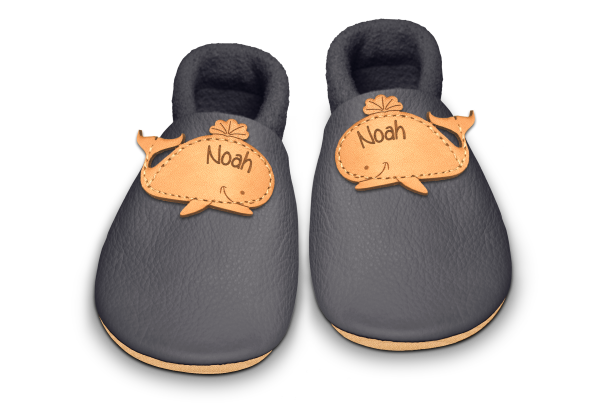 Krabbelschuhe Wal mit Namen in Mausgrau, Paar von oben