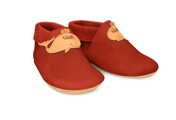 Krabbelschuhe Wal mit Namen in Rosty, Paar schräg von vorn