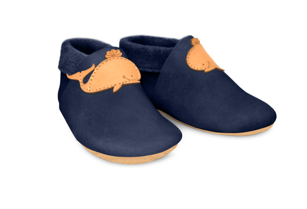 Krabbelschuhe Wal in Ocean, Paar schräg von vorn