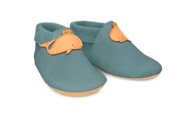 Krabbelschuhe Wal in Palma, Paar schräg von vorn